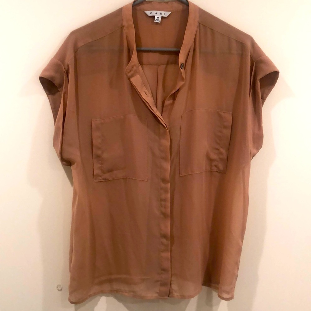 Cabi Tan Style 970 Button Blouse with two front pockets. Button front, cap sleve